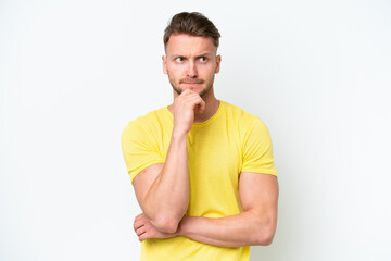 Obraz premium Young blonde caucasian man isolated on white background having doubts and thinking