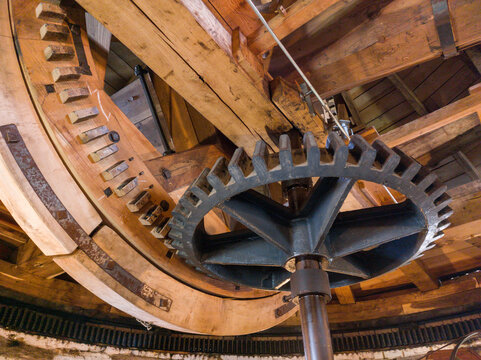 Zahnradkränze als Getriebe in der Kuppel einer alten Wind-Mühle