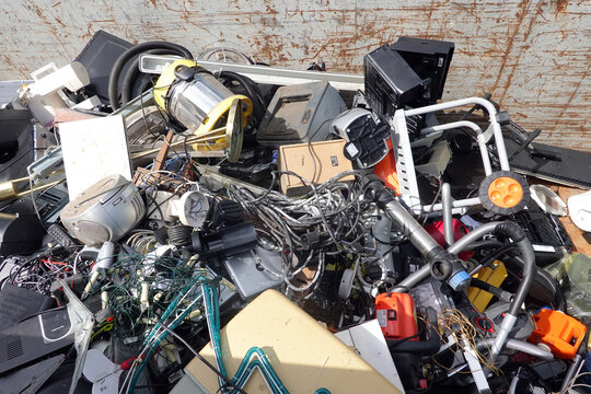 Elektrokleinger&auml;te in einem Container auf Wertstoffhof