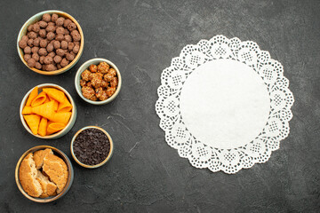 Obraz na płótnie Canvas top view chocolate flakes with chips on dark-grey background color snack nut