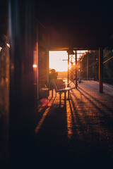 Warten am Bahnhof bei Sonnenuntergang