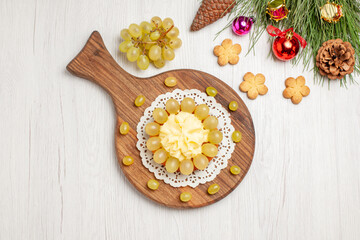 Obraz na płótnie Canvas top view cream cake with fresh grapes on white desk fruit cookie cake biscuit pie