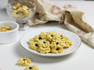 Semprit or kue semprit, Malay kuih semperit is made of wheat flour, corn starch, custard powder, sugar and margarine. These ingredients are mixed together to become a dough.