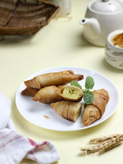 Molen banana is a traditional Indonesian snack, made from processed bananas wrapped in pastry and then deep-fried
