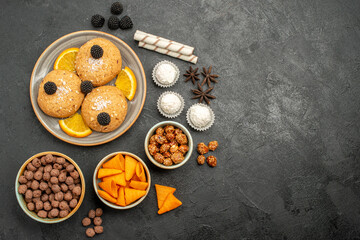 Fototapeta na wymiar top view delicious sand cookies with chips and orange slices on dark background sweet fruit cockie biscuit