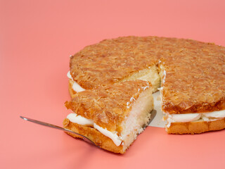 Bee sting cake, light cake with cream filling, with crispy almonds.