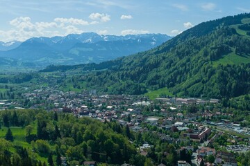 Obraz premium Das Allgäu von oben - Blick über Immenstadt ins Illertal im Oberallgäu an einem Frühlingsmorgen 