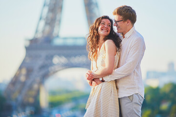 Obraz premium Happy romantic couple in Paris, near the Eiffel tower