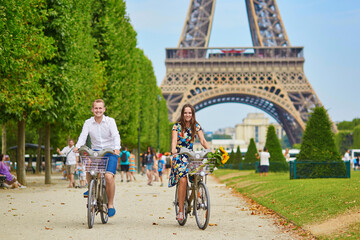 Romantic couple in Paris on a summer day - obrazy, fototapety, plakaty
