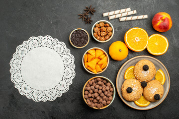 Fototapeta na wymiar top view sand cookies with orange slices on dark-grey background sweet fruit biscuit cookies tea