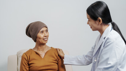 Obraz premium Elderly Asian female patients with cancer specialists meet by appointment to receive treatment advice for breast, cervical, lung cancer.