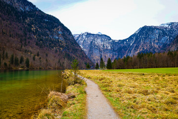 Landschaft mit See und Bergen