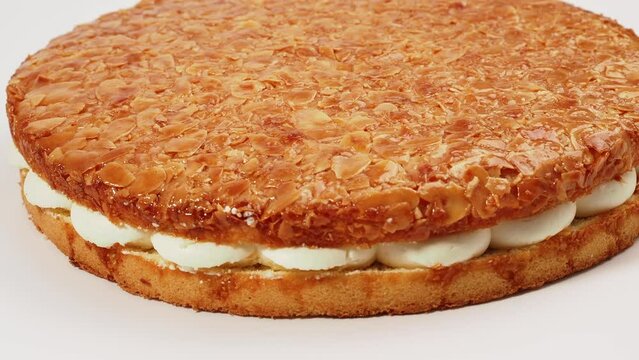 Bee sting cake, light cake with cream filling, with crispy almonds
