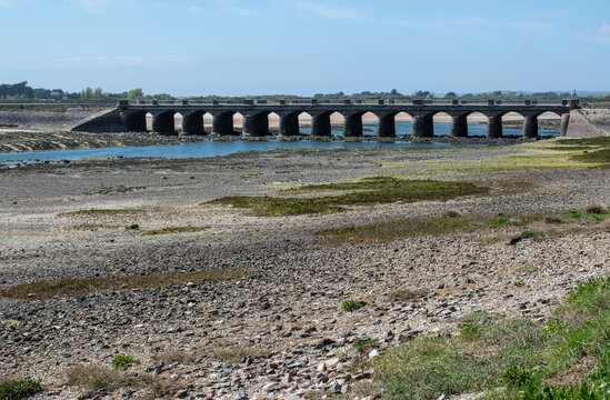 Le pont aux 13 arches est un pont de la Manche situ&eacute; &agrave; Portbail (Normandie, France). Il a &eacute;t&eacute; construit en 1873 pour relier le bourg &agrave; la plage. 