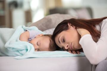 Obraz na płótnie Canvas happy mother sleeping with her baby