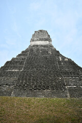 Templo Gran Jaguar visto desde la parte de atr&aacute;s. Pir&aacute;mide Maya construida hace miles de a&ntilde;os. Parque Nacional de Tikal. Guatemala.