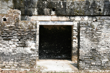 Fototapeta Construcción antigua hecha por los Mayas hace miles de años. Parque Nacional de Tikal. Guatemala. obraz