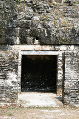 Puerta de Entrada a una casa tradicional Maya. Construcción hecha hace miles de años por una civilización antigua. - obrazy, fototapety, plakaty