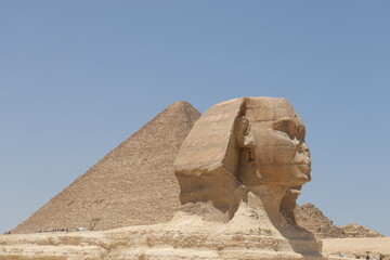 Esfinge y pirámide egipcia