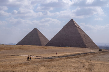 Fototapeta na wymiar Paisaje las pirámides de Guiza en El Cairo, Egipto