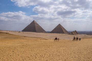 Fototapeta na wymiar Camellos y paisaje con las pirámides de Guiza en El Cairo, Egipto