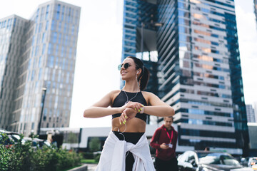 Naklejka premium Content fit lady with smart watch in city