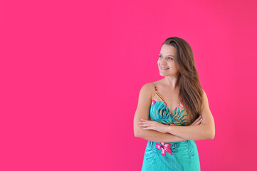  jovem mulher de braços cruzados 