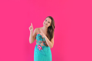 mulher  feliz comemorando e apontando para o lado 
