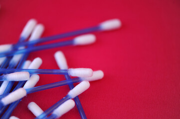 bastões cotonetes para limpar ouvidos em fundo rosa 