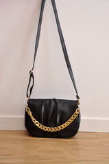 bolsa luxuosa preta com corrente  dourada