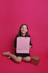 criança menina feliz com  as sacolas de compras e  presentes