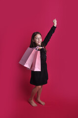 criança menina feliz com  as sacolas de compras e  presentes