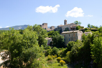 Fototapeta na wymiar Vue de Poët-Sigillat, village de la Drôme provençale