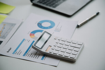 Obraz premium Businesswoman or accountant working Financial investment on calculator, calculate, analyze business and marketing growth on financial document data graph, Accounting, Economic, commercial concept.