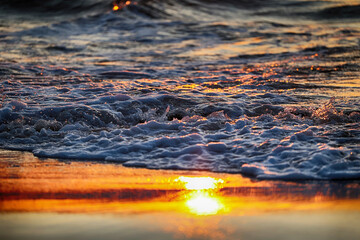 Piękny złocisty zachód słońca nad morzem i czerwona woda. - obrazy, fototapety, plakaty