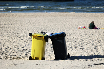 Pojemniki na śmieci na nadmorskiej plaży.  - obrazy, fototapety, plakaty