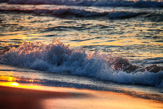 Piękny złocisty zachód słońca nad morzem i czerwona woda. © DarSzach