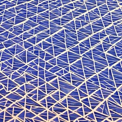 Obraz premium A gradient of purple and blue triangles arranged in a mosaic pattern1, Generative AI