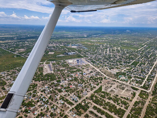 Blick auf die afrikanische Stadt Maun in Botswana, Afrika, fotografiert aus einem Flugzeug mit der...