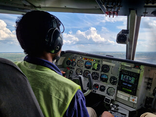 Pilot beherrscht die Cockpitinstrumente einer Gippsland GA-8 Airvan Propellerflugzeug /...