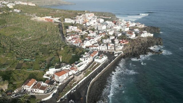 Survol d'un village de maisons blanches sur la côte des îles Canaries