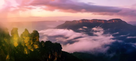 Photo sur Plexiglas Trois sœurs Misty sunrise over the Jamison Valley in the Blue Mountains west of Sydney
