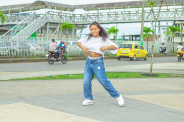 Niña de raices afrodescendientes baila al estilo urbano en el centro de la ciudad