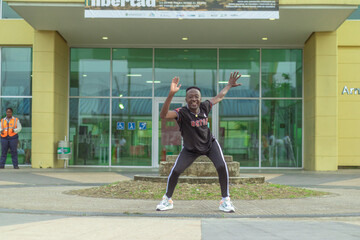 Fototapeta na wymiar Hombre afro de edad madura baila al estilo urbano en el centro de la ciudad