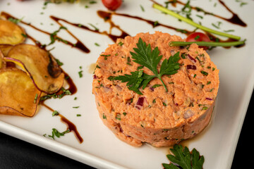 Dish - Salmon tartar with cassava chips