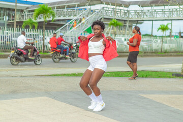 Joven Afro baila al estilo urbano en el centro de la ciudad