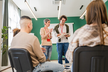 Obraz premium Support Group with Therapists solving problem