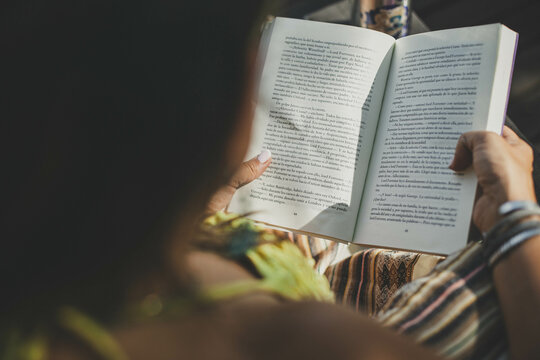 mujer leyendo un libro