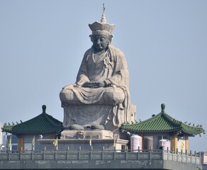 Obraz premium Large Buddha statue on the top of a temple in Taiwan