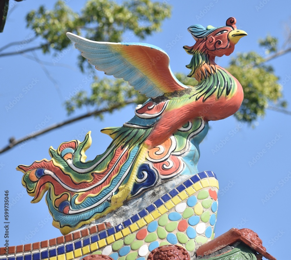 Wall mural Pretty phoenix statue on top of a Chinese temple in Taiwan